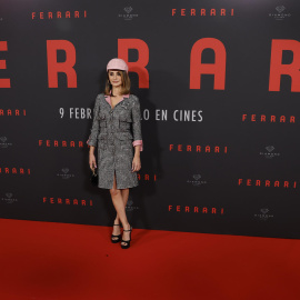 Penélope Cruz presenta este lunes en Madrid la película de Michael Mann 'Ferrari', que llega este viernes a las salas españolas y en la que interpreta a Laura, la esposa, empresaria y socia de Enzo Ferrari. EFE/ Chema Moya