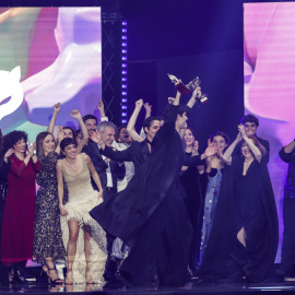 El equipo de la serie ´La Mesias´ tras recibir el Feroz a mejor serie dramática durante la gala de la undécima edición de los Premios Feroz, galardones que entrega la Asociación de Informadores Cinematográficos de España (AICE), este vierne