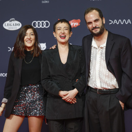 La periodista María Guerra (c) posa en la alfombra roja de la gala de entrega de la undécima edición de los Premios Feroz que entrega la Asociación de Informadores Cinematográficos de España (AICE), celebrada este viernes en el Palacio de V