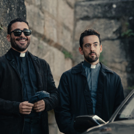 Pedro Salinas (Luis Gerardo Méndez) y Simón Antequera (Miguel Ángel Silvestre) , en un fotograma del primer episodio de la segunda temporada de 'Los Enviados'. Foto: SkyShowtime