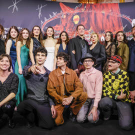 Los directores, Javier Calvo (2i abajo) y Javier Ambrossi (c-abajo), "Los Javis", posan con el reparto y músicos de la serie a su llegada al photocall y posterior concierto de “Stella Maris”, grupo musical de la serie “La Mesías” este lunes