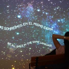 Una mujer contempla las estrellas en el jardín de las sonrisas del Museo de la Felicidad. Foto: MüF