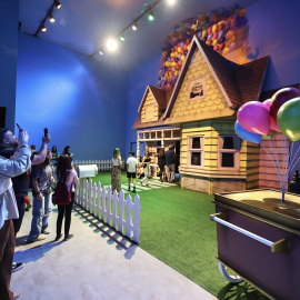 El  el jardín y la casa de Carl Fredricksen, protagonista de 'Up',   abren la exposición inmersiva 'Mundo Pixar' en Ifema. Foto:   Disney