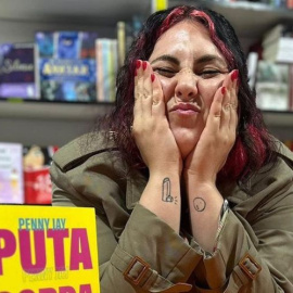 Penny Jay junto a su libro 'Puta gorda feminazi'. Foto: Instagram.