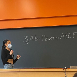 Alba Moreno imparte una conferencia en la Facultad de Física de la Universidad de Sevilla. Foto: Instagram 