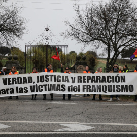 Varias personas sujetan una pancarta durante la XIX concentración frente al Valle de Cuelgamuros (Madrid), a 23 de noviembre de 2024.