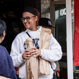 Nawal Sabri, panadera de Alfafar, reparte pan a los vecinos de su barrio