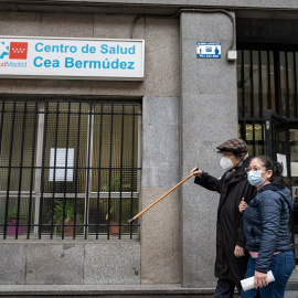 Dos personas con mascarilla en las inmediaciones del centro de salud Cea Bermúdez, a 10 de enero de 2024, en Madrid (España).