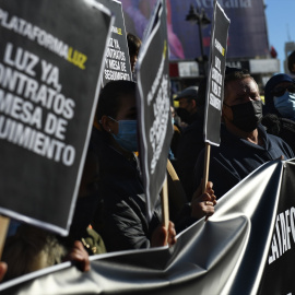 Varias personas, con pancartas, se manifiestan para exigir contratos de luz para La Cañada Real, en la Puerta Del Sol, Madrid. Fernando Sánchez / Europa Press.