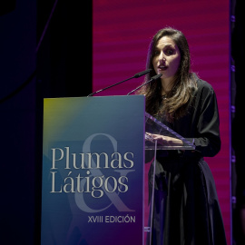 (Foto de ARCHIVO)La presidenta de FELGTBI+, Paula Iglesias, durante la entrega de la XVIII edición de los Premios Plumas y Látigos 2024, organizado por FELGTBI+, en Madrid (España).