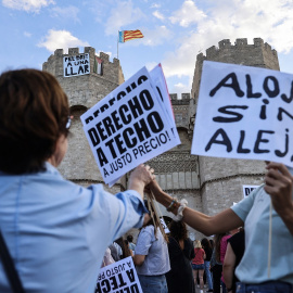 Decenas de personas durante una manifestación por el derecho a la vivienda, en Valencia.