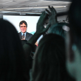 El nuevo presidente de Junts, Carles Puigdemont, interviene por videoconferencia durante la última jornada del Congreso de Junts en Calella (Barcelona).