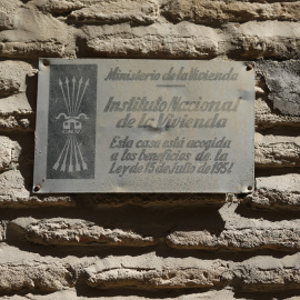 Placa plateada con el yugo y las flechas que los identifican a las VPO que el Ministerio de la Vivienda del franquismo construyó entre finales de los años cuarenta y la década de los sesenta.