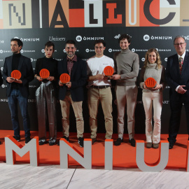 Fotografia de família amb els autors premiats a la Nit de Santa Llúcia 2024