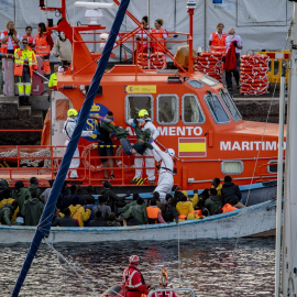 Un cayuco a su llegada al puerto de La Restinga, a 7 de diciembre de 2024, en El Hierro.