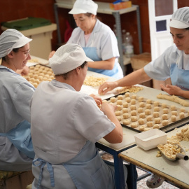 Trabajadoras haciendo mantecados en la fábrica La Colchona. A 04 de diciembre de 2024, en Estepa, Sevilla (Andalucía, España).