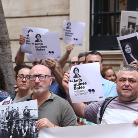 Manifestantes por la memoria democrática a las puertas del Parlament Balear.