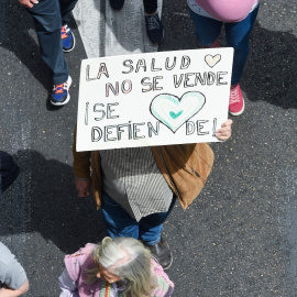 Una persona sujeta un cartel durante una manifestación para defender la sanidad pública, en Madrid