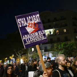 Los manifestantes sostienen una pancarta que dice "Basta, bajen los alquileres" durante una manifestación para exigir un mejor acceso a la vivienda en Barcelona, Catalunya.