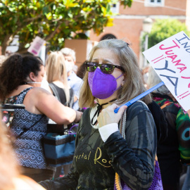 Una mujer sostiene una pancarta en apoyo a Juan Rivas, durante una concentración, a 29 de mayo de 2021.