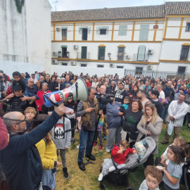 Reunión de los vecinos en el solar que el Ayuntamiento quiere enajenar.