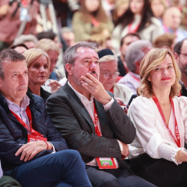 El secretario general del PSOE-A, Juan Espadas (c), junto a la ministra de Educación, Formación Profesional y Deportes, Pilar Alegría en el 41 Congreso Federal del PSOE.