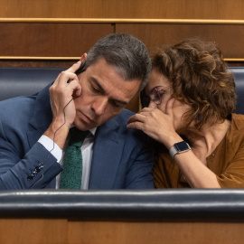 Pedro Sánchez y María Jesús Montero, en una sesión de control al Gobierno en el Congreso.