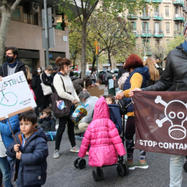 Famílies manifestant-se al carrer Aragó de Barcelona a finals del 2020 contra la contaminació de l'aire.