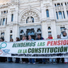 Un grupo de personas durante una concentración para la protección de las pensiones, frente al Palacio de Cibeles, a 18 de octubre de 2024, en Madrid.