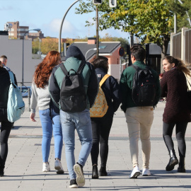 Jóvenes paseando. Imagen de archivo.