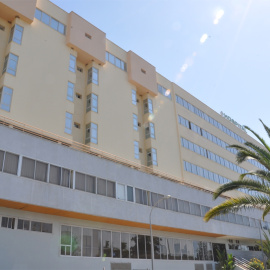 Imagen de la fachada del Hospital Universitario Virgen de la Victoria en Málaga.