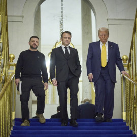 Volodimir Zelesnski y Donald Trump junto a Emmanuel Macron en la visita de ambos al Elíseo.