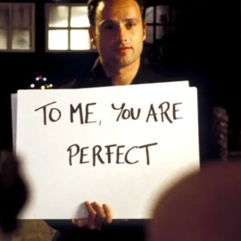 Love Actually es conocida, entre otras cosas, por escenas tan famosas como esta.