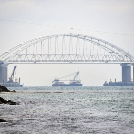 Imagen de archivo de un buque mercante pasando bajo el puente del estrecho de Kerch, en UcraniaXINHUA / ZUMA PRESS / CONTACTOPHOTO12/11/2022 ONLY FOR USE IN SPAIN