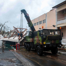 Grande-terre (Mayotte), 15/12/2024.- A handout photo made available by the French Army on 15 December 2024 shows soldiers removing debris at a damaged area in the French overseas territory of Mayotte. At least 14 people were killed and more than 200 injured after tropical cyclone Chido battered the French Indian Ocean territory of Mayotte on 14 December, authorities said. (Francia) EFE/EPA/ETAT-MAJOR DES ARMEE HANDOUT -- BEST QUALITY AVAILABLE -- MANDATORY CREDIT: ETAT-MAJOR DES ARMEE -- HANDOUT EDITORIAL USE ONLY/NO SALES