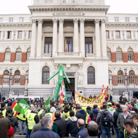 Agricultores y ganaderos sujetan pancartas durante una protesta ante el Ministerio de Agricultura, a 15 de febrero de 2024, en Madrid (España). Imagen de archivo.