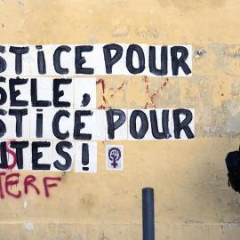 Un grafiti en una pared en el que se lee "Justicia para Gisele, Justicia para todos", en un muro cerca del tribunal penal de Avignon (Francia), el 16 de diciembre de 2024.