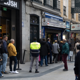 Varias personas hacen cola en la administración de Lotería de Doña Manolita, a 12 de octubre de 2024, en Madrid.