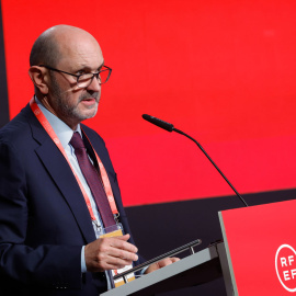 Rafael Louzán interviene después de ser elegido nuevo presidente de la Real Federación Española de Fútbol (RFEF) en unas elecciones celebradas en la Ciudad del Fútbol de Las Rozas, Madrid, este lunes.