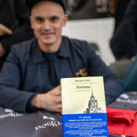 El escritor Hernán Díaz durante la firma de ejemplares de su libro en el día de Sant Jordi, en Barcelona.