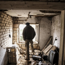 Una foto facilitada por el servicio de prensa de la 24ª Brigada Mecanizada de las Fuerzas Armadas de Ucrania muestra a un soldado de la unidad de artillería en un refugio cerca de Chasiv Yar, región de Donetsk, este 12 de diciembre de 2024.