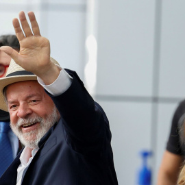 El presidente brasileño, Luiz Inácio Lula da Silva, se despide al salir del Hospital Sirio Libanés este domingo, en São Paulo (Brasil).