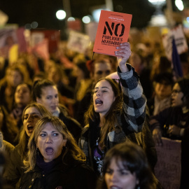 Una mujer levanta un libro de Cristina Fallarás durante la manifestación organizada por la Comisión 8M con motivo del 25N y bajo el lema "Juntas, el miedo cambia de bando", en Madrid.