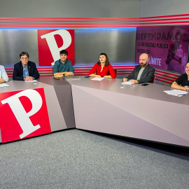 Pablo Posse, Esteban Álvarez, Ana Uhía, Antonio Sánchez, Blanca Martínez posan en el plató de Público tras un debate moderado por Chema Molina