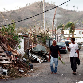 Las calles del departamento francés de Mayotte, destruidas tras el paso del ciclón Chido.