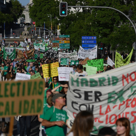 Foto de archivo de decenas de personas durante una manifestación del profesorado por la defensa de la educación pública, en Madrid.