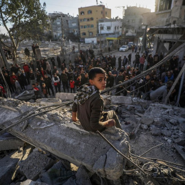 Un niño palestino observa a la cámara tras el bombardeo israelí contra el campo de refugiados de  Al Nuseirat, en la Franja de Gaza.