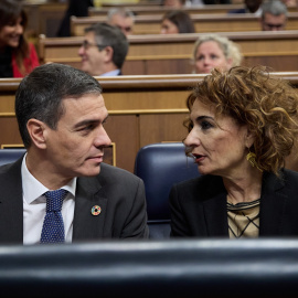 El presidente del Gobierno, Pedro Sánchez y la vicepresidenta primera y ministra de Hacienda, María Jesús Montero, durante una sesión de control al Gobierno, en el Congreso de los Diputados