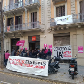 Activistes a les portes de la seu del PSC de Barcelona durant l'acció de protesta