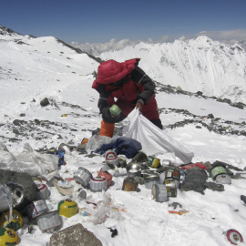 Fotografía: Un sherpa nepalí recoge basura dejada por los alpinistas a 8.000 metros durante la expedición de limpieza del Everest. Un grupo de 20 alpinistas nepalíes recogieron 1.800 kilogramos de basura en una expedición de alto riesgo.